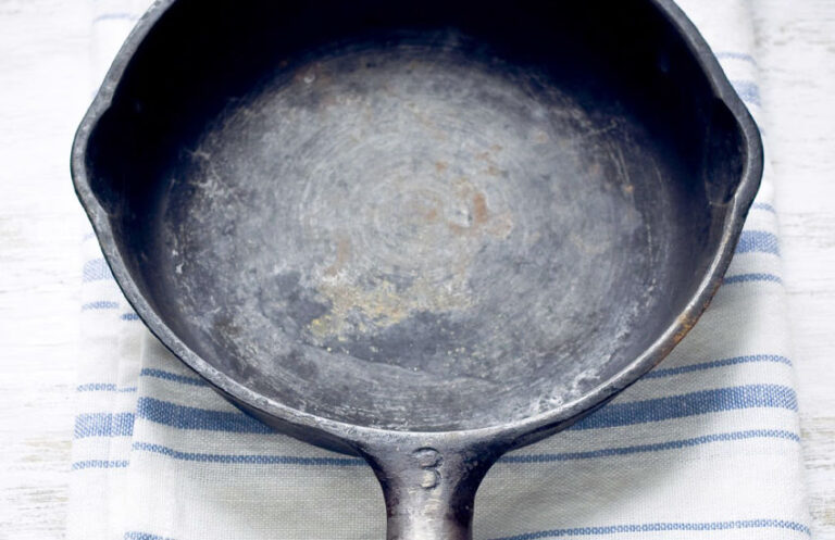 How to Clean Cast Iron Pan