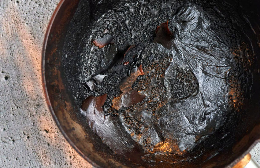 How to Clean a Burnt Pan with Bicarbonate of Soda